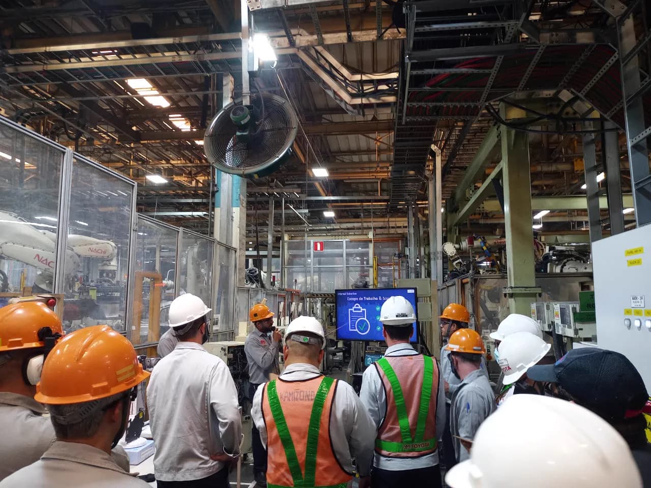 Equipe reunida na área produtiva para acompanhamento de uma atividade técnica