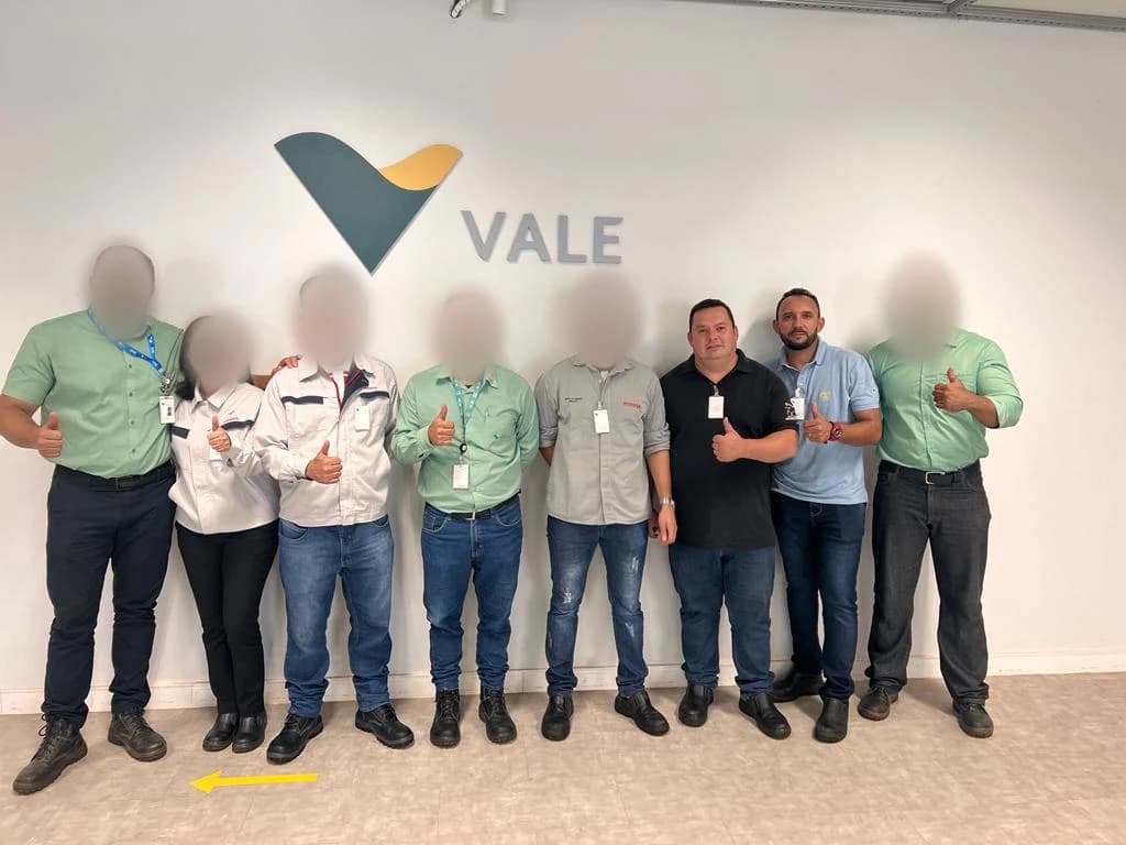 Grupo de profissionais reunido em um ambiente corporativo industrial