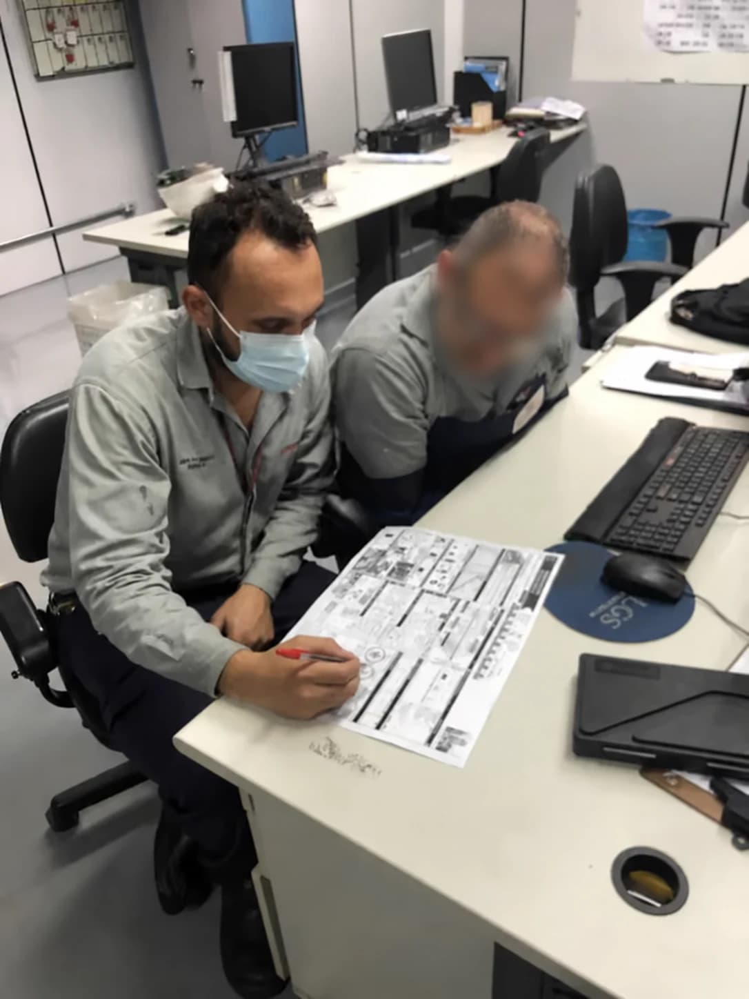 Profissionais analisando um documento técnico
