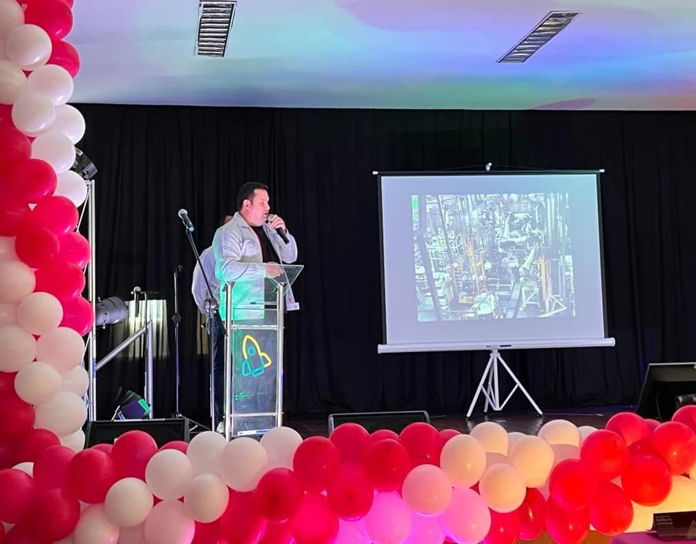 Profissional apresentando conteúdo técnico sobre uma operação industrial