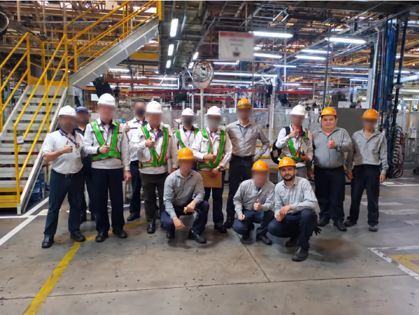 Equipe técnica reunida em uma fábrica