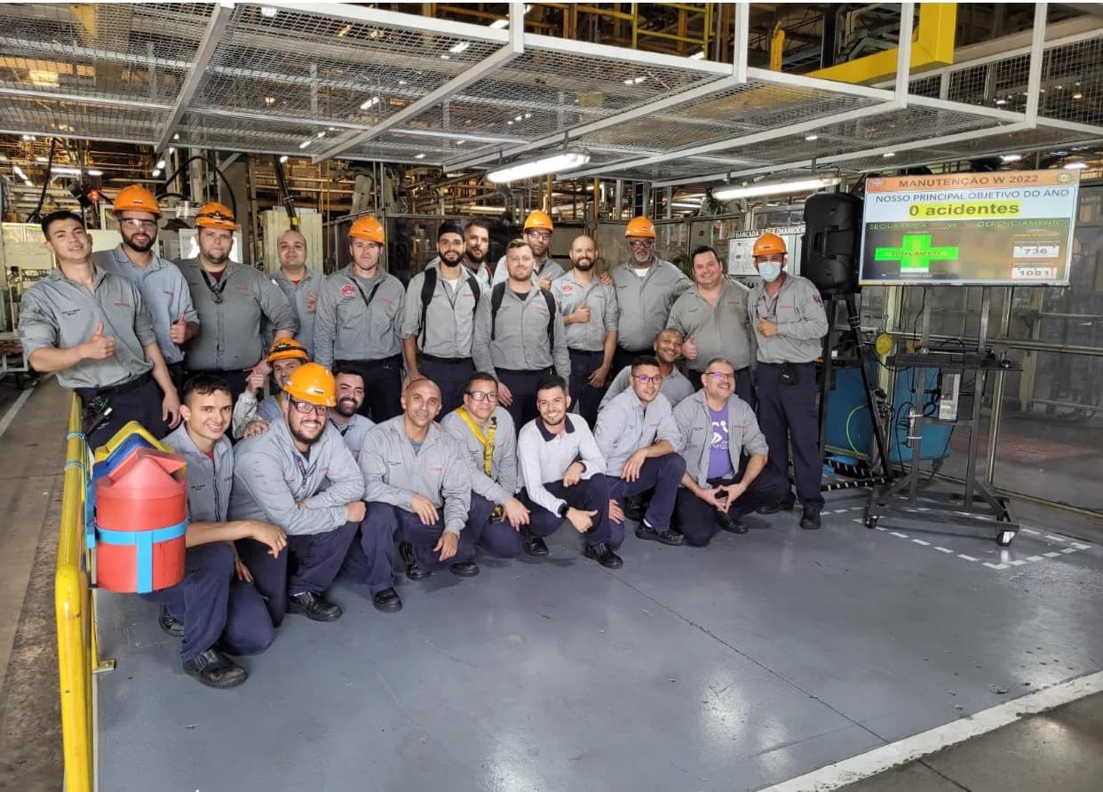 Equipe de manutenção reunida em área industrial