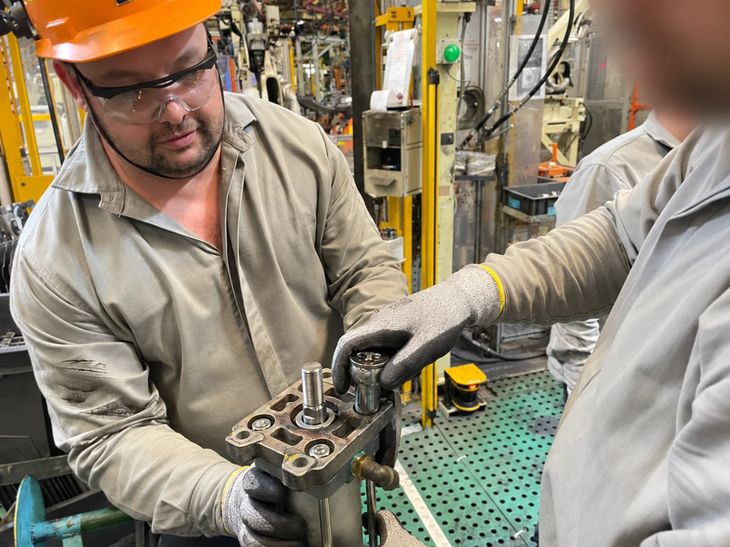 Profissionais realizando um reparo técnico em componente industrial