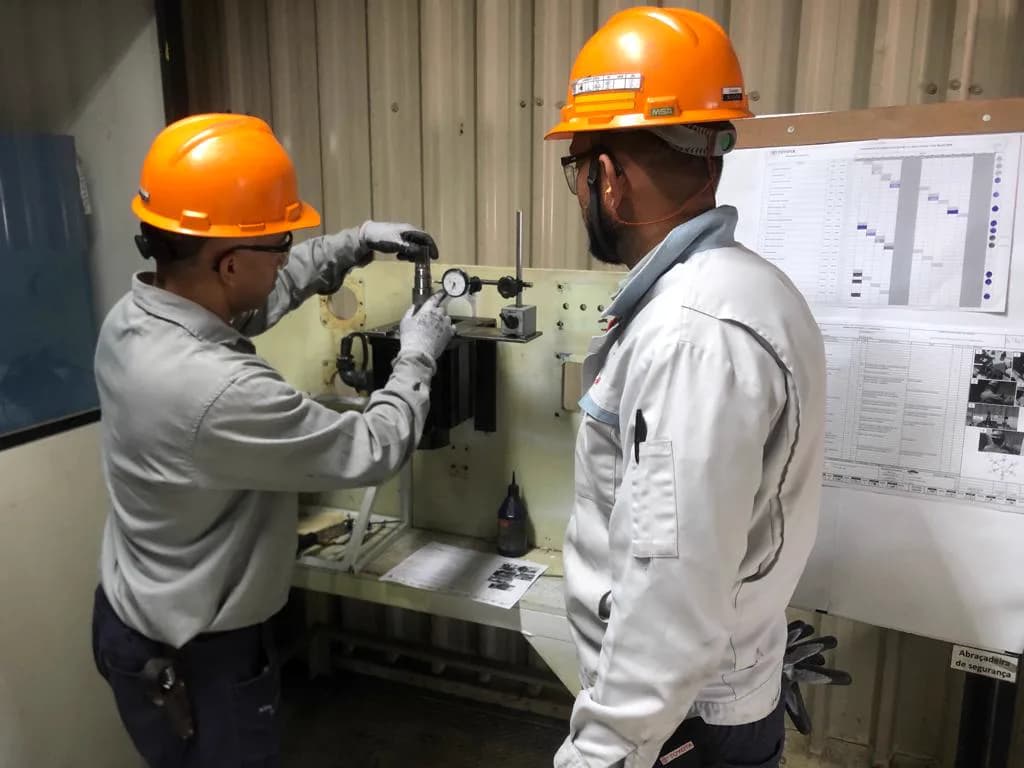 Profissionais realizando uma verificação técnica em equipamento industrial