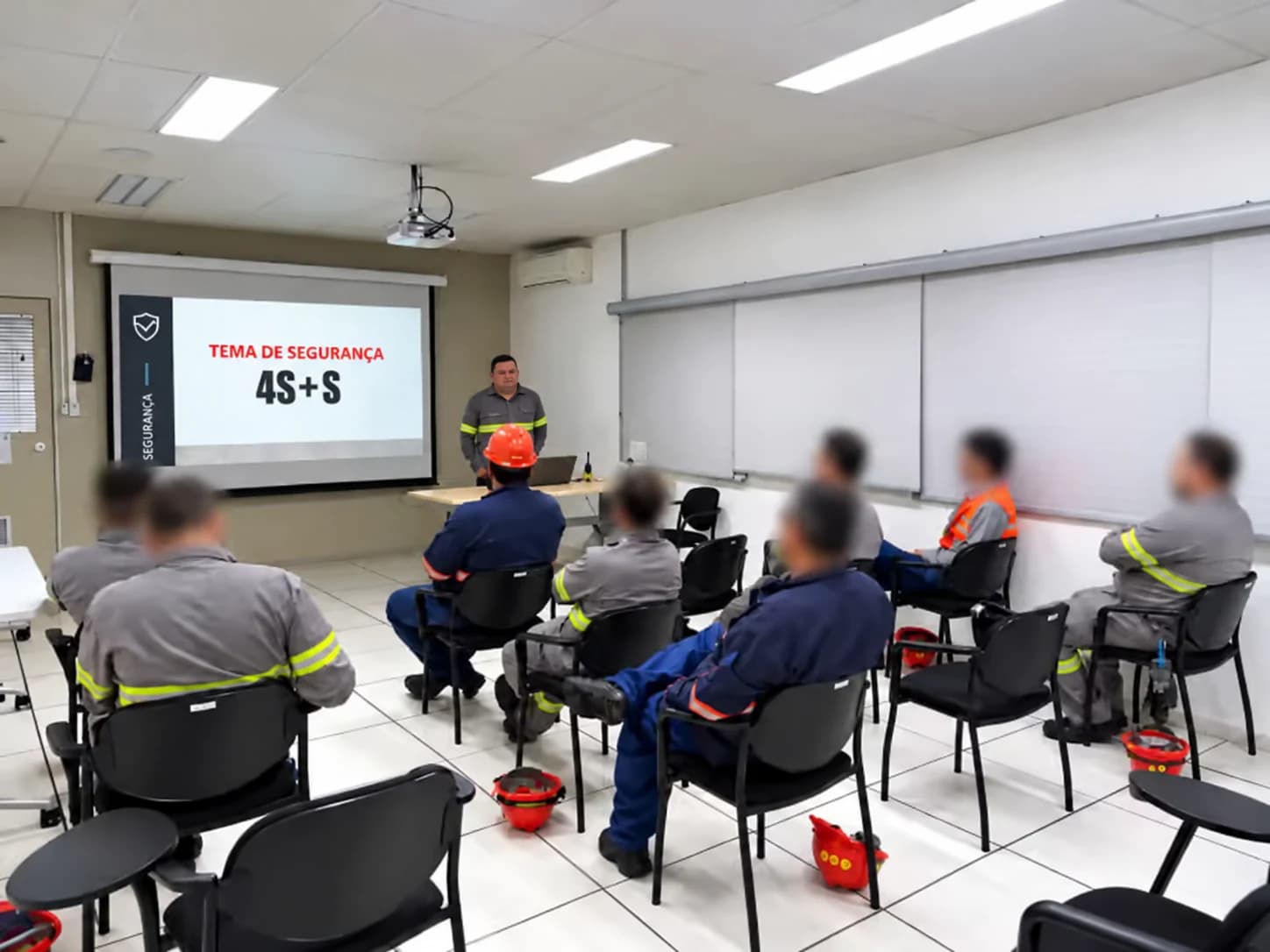 Equipe participando de um treinamento de segurança em sala
