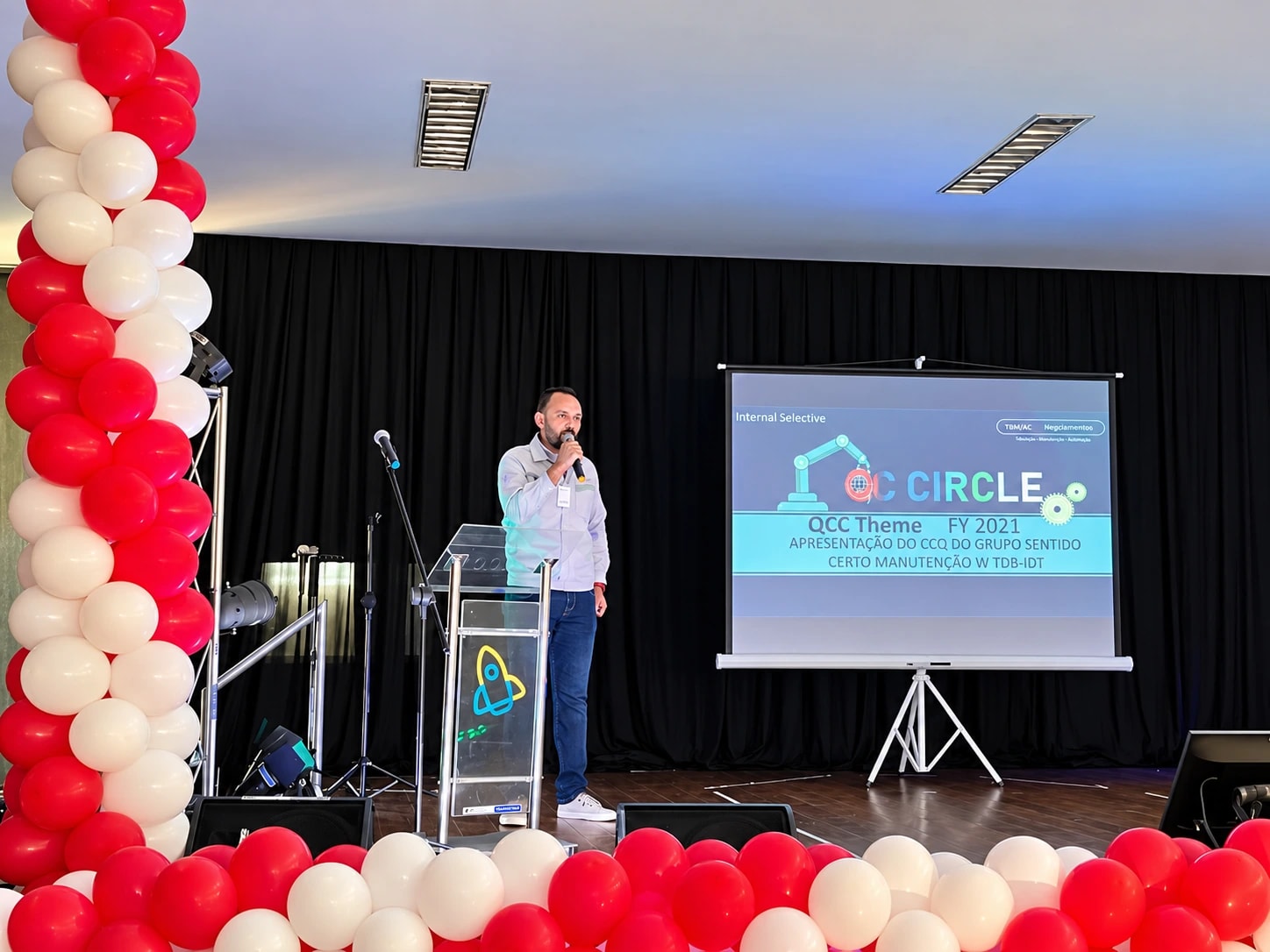Evandro Costa apresentando uma experiência industrial em evento técnico