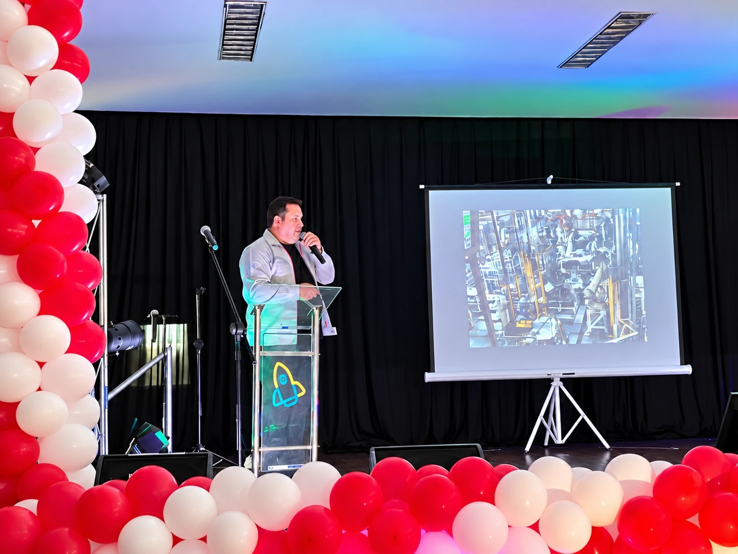 Daniel Zanoni apresentando uma experiência industrial em evento técnico